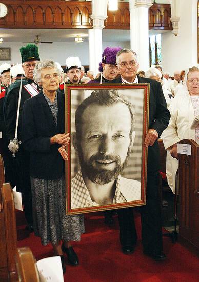 De to gjenlevende søsknene, Sr. Marita Rother og Tom Rother, bærer et fotografi av sin bror p. Stanley Rother i en minnemesse i juli 2006 i Holy Trinity Catholic Church i Okarche i anledning 25-årsdagen for mordet på p. Stanley